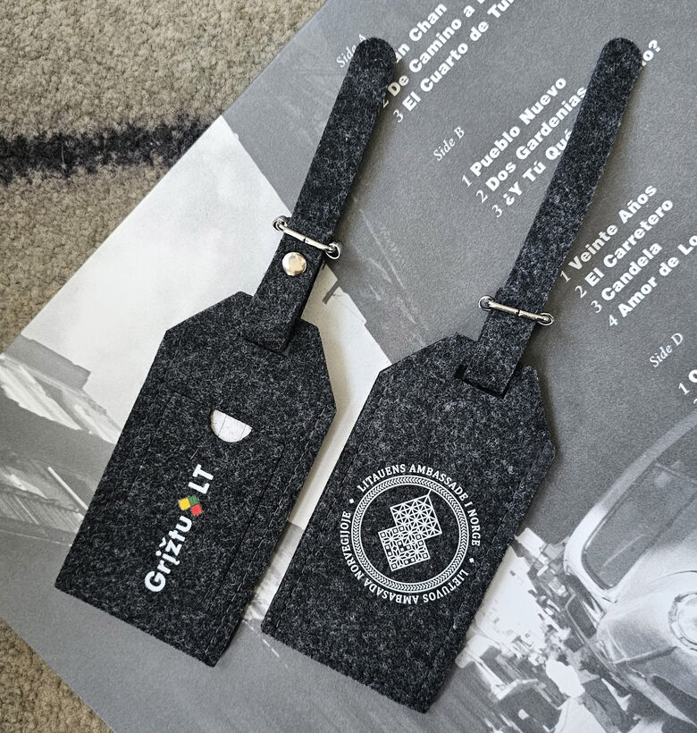 Veltinio lagamino žymeklis su logotipu | Bagažo tagas