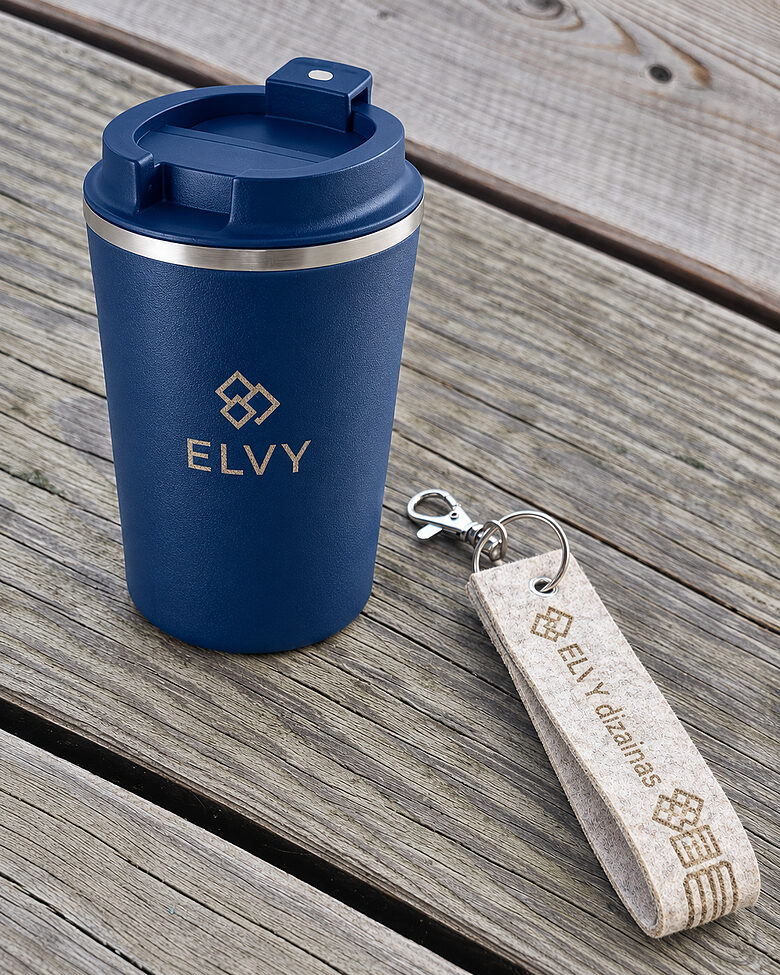 Termo puodelis su veltinio pakabuku ir logotipu | ELVY