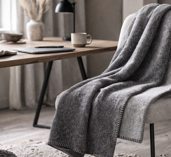 Vilnoniai pledai su logotipu | Pledai be kutų su odine etikete 