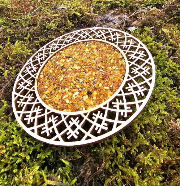 Gintarinių dekoracijų rinkinys medinėje dėžutėje.