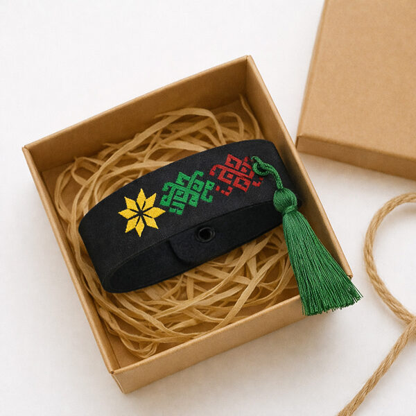 Siuvinėtos veltinio ir odos apyrankės